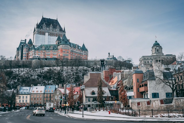Vos premiers mois au Québec se préparent depuis la France : assurance maladie, logement, banque, école. Les décisions à prendre avant.